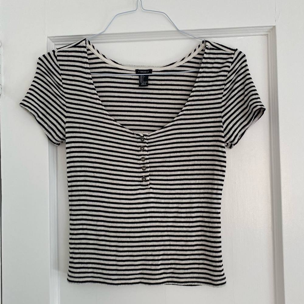 Striped baby tee 🖤🤍